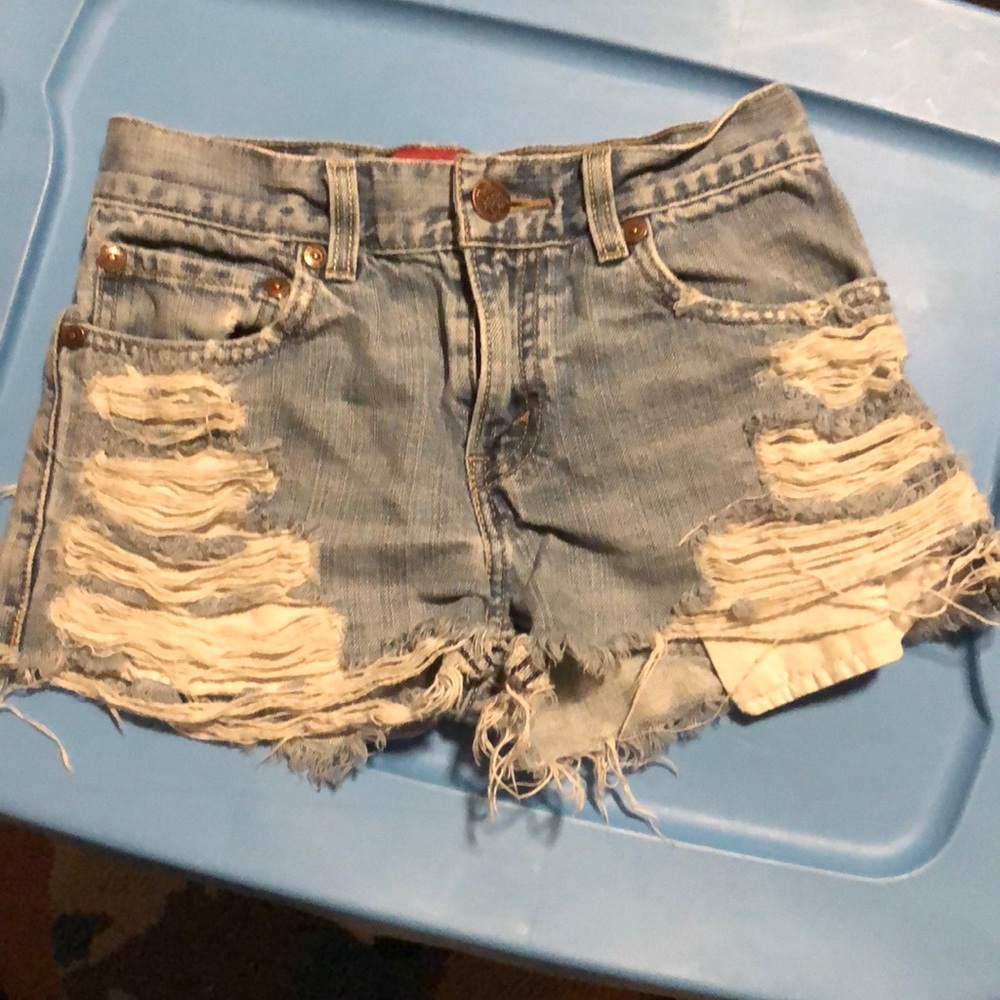 Levi’s Distressed Jean Shorts Sz 26